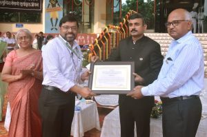 बेहतर कार्य करने वालों बिजलीकर्मियों को चेयरमेन श्री अंकित आनंद ने किया पुरस्कृत बेहतर कार्य करने वालों बिजलीकर्मियों को चेयरमेन श्री अंकित आनंद ने किया पुरस्कृत