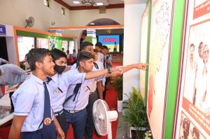 फोटो प्रदर्शनी के माध्यम से मिल रही ज्ञानवर्धक जानकारी फोटो प्रदर्शनी के माध्यम से मिल रही ज्ञानवर्धक जानकारी