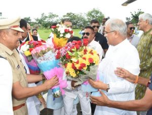 मुख्यमंत्री का मचेवा स्थित हेलीपेड पर जनप्रतिनिधियों सहित कलेक्टर, एसपी ने किया आत्मीय स्वागत मुख्यमंत्री का मचेवा स्थित हेलीपेड पर जनप्रतिनिधियों सहित कलेक्टर, एसपी ने किया आत्मीय स्वागत