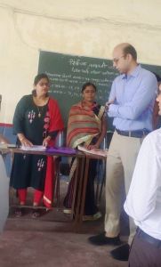 कलेक्टर डॉ. भूरे ने युवा मतदाता गौरव चेलक से घर जाकर की मुलाकात कलेक्टर डॉ. भूरे ने युवा मतदाता गौरव चेलक से घर जाकर की मुलाकात