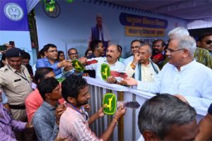 मुख्यमंत्री ने कृषि यांत्रिकीकरण पर सबमिशन घटक योजना के 10 हितग्राहियों को ट्रेक्टर एवं एक हितग्राही को हार्वेस्टर की चाबी सौंपी मुख्यमंत्री ने कृषि यांत्रिकीकरण पर सबमिशन घटक योजना के 10 हितग्राहियों को ट्रेक्टर एवं एक हितग्राही को हार्वेस्टर की चाबी सौंपी