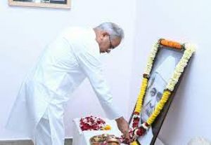  मुख्यमंत्री ने स्व. वामनराव लाखे की पुण्यतिथि पर उन्हें किया नमन