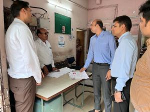 कलेक्टर ने सुविधाएं देखीं तो एसएसपी ने सुरक्षा को लेकर किया मतदान केंद्रों का निरीक्षण कलेक्टर ने सुविधाएं देखीं तो एसएसपी ने सुरक्षा को लेकर किया मतदान केंद्रों का निरीक्षण