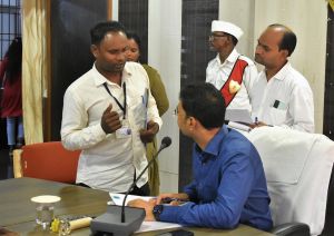 कलेक्टर ने जनदर्शन में सुनी आम लोगों की समस्याएं कलेक्टर ने जनदर्शन में सुनी आम लोगों की समस्याएं