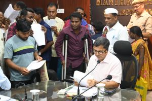 जनचौपाल में कलेक्टर ने लोगों की समस्याएं सुनी, अधिकारियों को दिए निराकरण के निर्देश जनचौपाल में कलेक्टर ने लोगों की समस्याएं सुनी, अधिकारियों को दिए निराकरण के निर्देश