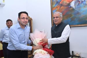 मुख्यमंत्री भूपेश बघेल को उनके जन्मदिवस के अवसर पर संचालक जनसंपर्क सौमिल रंजन चौबे ने पुष्प गुच्छ भेंट कर मुख्यमंत्री को बधाई और शुभकामनाएं दीं मुख्यमंत्री भूपेश बघेल को उनके जन्मदिवस के अवसर पर संचालक जनसंपर्क सौमिल रंजन चौबे ने पुष्प गुच्छ भेंट कर मुख्यमंत्री को बधाई और शुभकामनाएं दीं