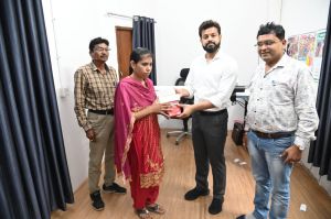 निर्मला सिन्हा को मिला स्मार्टफोन एवं डेजी व्हील प्लेयर निर्मला सिन्हा को मिला स्मार्टफोन एवं डेजी व्हील प्लेयर