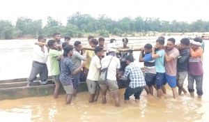 डोंगी में सवार कर ट्रांसफार्मर को पहुंचाया नदी पार जिससे रोशन हुआ पखांजुर का बांगोघोड़िया गांव डोंगी में सवार कर ट्रांसफार्मर को पहुंचाया नदी पार जिससे रोशन हुआ पखांजुर का बांगोघोड़िया गांव