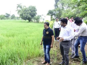 गिरदावरी करने खेत में उतरे कलेक्टर संजीव झा गिरदावरी करने खेत में उतरे कलेक्टर संजीव झा