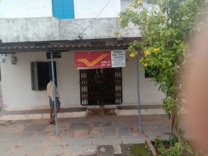 आधा दिन पोस्ट आफिस बंद कर डाक बांटता है पोस्टमास्टर ...! आधा दिन पोस्ट आफिस बंद कर डाक बांटता है पोस्टमास्टर ...!