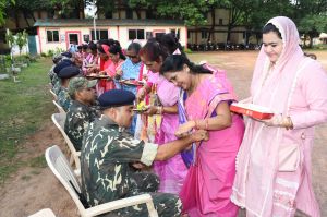  जिंदगी ना मिलेगी दोबारा की बहनों ने  तीसरी बटालियन के जवानों को बांधी राखियां
