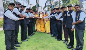  स्वर्णकार महिलाओं ने पूर्व सैनिकों को रक्षा सूत्र बांधकर बनाया रक्षा बंधन का पर्व