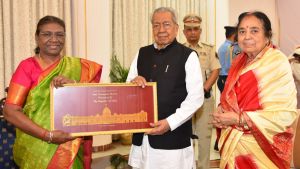राष्ट्रपति द्रौपदी मुर्मु को राज्यपाल हरिचंदन ने छत्तीसगढ़ के  मिलेट्स उत्पाद एवं स्मृति चिन्ह किये भेंट