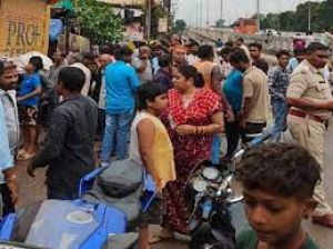 ट्रेलर की टक्कर से गार्ड की मौत: सड़क पार करते समय हुआ हादसा, महिला की हालत गंभीर