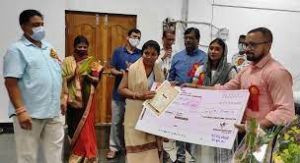 उत्कृष्ट कार्य करने पर सम्मानित हुए शिक्षक एवं शिक्षादूत उत्कृष्ट कार्य करने पर सम्मानित हुए शिक्षक एवं शिक्षादूत