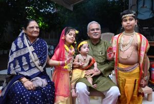 मुख्यमंत्री बघेल ने जन्माष्टमी पर भगवान श्रीकृष्ण की पूजा-अर्चना की मुख्यमंत्री बघेल ने जन्माष्टमी पर भगवान श्रीकृष्ण की पूजा-अर्चना की