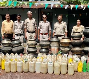 आबकारी विभाग दुर्ग द्वारा पकड़ी गई अवैध शराब से भरी गाड़ी आबकारी विभाग दुर्ग द्वारा पकड़ी गई अवैध शराब से भरी गाड़ी