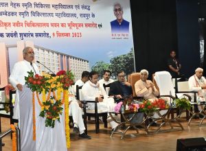 हीरक जयंती पर रायपुर मेडिकल कॉलेज को मिला उपहार, मुख्यमंत्री ने मेडिकल कॉलेज के 700 बिस्तर क्षमता वाले नए चिकित्सालय भवन का किया भूमिपूजन हीरक जयंती पर रायपुर मेडिकल कॉलेज को मिला उपहार, मुख्यमंत्री ने मेडिकल कॉलेज के 700 बिस्तर क्षमता वाले नए चिकित्सालय भवन का किया भूमिपूजन