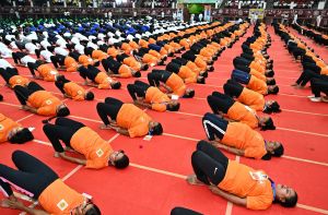 छत्तीसगढ़ ने बनाया वर्ल्ड रिकॉर्ड: राजधानी में 2000 से अधिक योग साधकों ने किया सेतुबंध आसन का प्रदर्शन छत्तीसगढ़ ने बनाया वर्ल्ड रिकॉर्ड: राजधानी में 2000 से अधिक योग साधकों ने किया सेतुबंध आसन का प्रदर्शन