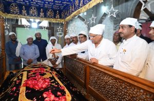 हजरत बाबा सैय्यद अब्दुर्रहमान शाह काबुली रहमततुल्लाह अलैह की दरगाह पर मुख्यमंत्री ने चढ़ाई चादर हजरत बाबा सैय्यद अब्दुर्रहमान शाह काबुली रहमततुल्लाह अलैह की दरगाह पर मुख्यमंत्री ने चढ़ाई चादर