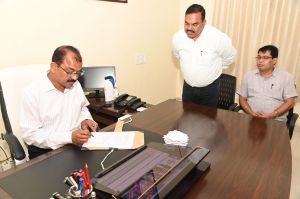 सम्भाग आयुक्त श्री पाठक ने कार्यभार संभाला सम्भाग आयुक्त श्री पाठक ने कार्यभार संभाला