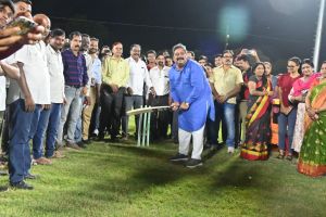 विधायक एवं महापौर ने क्रिकेट खेलकर किया स्टेडियम का लोकार्पण विधायक एवं महापौर ने क्रिकेट खेलकर किया स्टेडियम का लोकार्पण