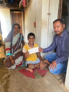 रेडक्रास सोसायटी ने इलाज हेतु प्रदान की सहायता राशि रेडक्रास सोसायटी ने इलाज हेतु प्रदान की सहायता राशि