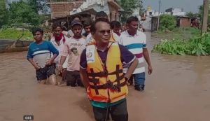   बाढ़ प्रभावितों की मदद करने कलेक्टर एल्मा स्वयं उतरे राहत बचाव दल के साथ  
