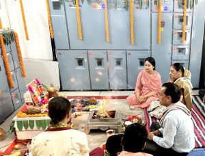  मुख्यमंत्री निवास में मुक्तेश्वरी बघेल ने भगवान विश्वकर्मा की पूजा-अर्चना कर प्रदेश की खुशहाली की कामना की