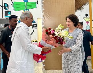  प्रियंका गांधी पहुंची रायपुर , मुख्यमंत्री ने  विमानतल पर  किया स्वागत