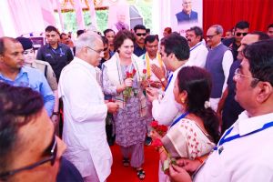 मुख्यमंत्री भूपेश बघेल और श्रीमती प्रियंका गांधी कार्यक्रम स्थल पहुंचे