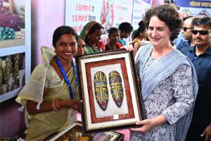 स्व-सहायता समूह की महिलाओं को श्रीमती गांधी ने प्रतीक चिन्ह भेंट किया