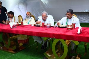  मुख्यमंत्री ने आदिवासी समाज प्रमुखों के साथ स्वादिष्ट छत्तीसगढी व्यंजन का लिया स्वाद