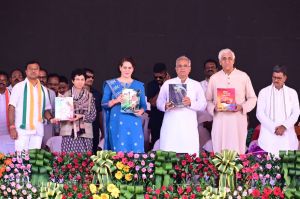  मुख्यमंत्री  भूपेश बघेल और  प्रियंका गांधी ने "पुरखती कागजात" और "ताना बाना" पुस्तिका का किया विमोचन