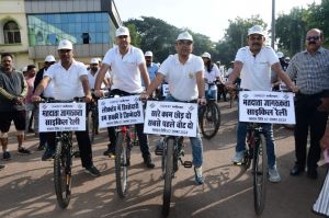  कवर्धा में कलेक्टर की अगुवाई  में निकली मतदाता जागरूकता साईकिल रैली 