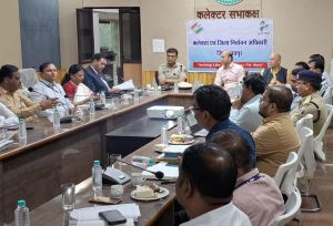 निर्वाचन की हुई तैयारी की समीक्षा की प्रेक्षकों ने, कलेक्टर ने दी तैयारियों की जानकारी