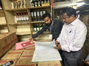  सचिव सह आबकारी आयुक्त श्री महादेव कावरे द्वारा किया गया रायपुर जिले की मदिरा दुकानों का औचक निरीक्षण