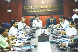  कलेक्टर ने प्रेक्षकों की मौजूदगी में ली अफसरों की बैठक