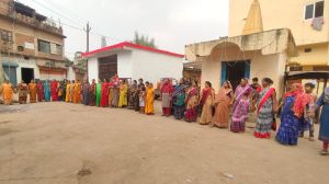  महिलाओं ने  मानव श्रृंखला बनाकर 17 नवम्बर को मतदान अवश्य करे का नारा बुलंद किया