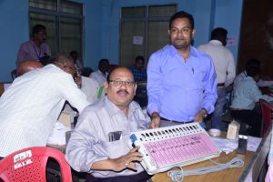 मतदान के लिए तैयार की जा रही है ईव्हीएम मशीनें  