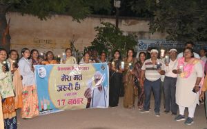  महिलाओ ने मशाल रैली निकालकर मतदान करने किया अपील