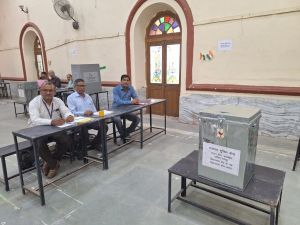 टाउन हॉल में बनाए गए सुविधा केंद्र में पोस्टल बैलेट से हो रहे हैं मतदान टाउन हॉल में बनाए गए सुविधा केंद्र में पोस्टल बैलेट से हो रहे हैं मतदान