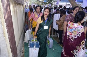 संगवारी मतदान केंद्र के लिए रवाना हुई महिला मतदान कर्मी संगवारी मतदान केंद्र के लिए रवाना हुई महिला मतदान कर्मी