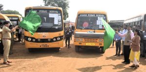  कलेक्टर और पुलिस अधीक्षक ने मतदान दलों को  हरी झण्डी दिखाकर मतदान केंद्रों के लिए किया रवाना