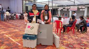 संगवारी मतदान केंद्र में वोटिंग कराएंगी महिला मतदान कर्मी, नई जिम्मेदारी के निर्वहन के लिए उत्साहित और खुश होकर हुईं रवाना