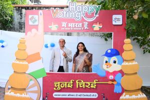  रायपुर कलेक्टर ने पत्नी के साथ मतदान किया