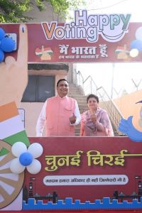  संभागायुक्त डॉ अलंग ने किया मतदान, नागरिकों से की वोट डालने की अपील 