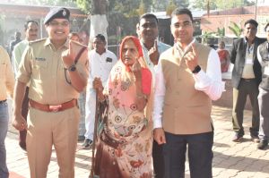  बालोद कलेक्टर-एसपी ने स्वामी आत्मानंद स्कूल पहुँचकर किया मतदान