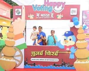  मुख्य निर्वाचन पदाधिकारी रीना बाबासाहेब कंगाले ने किया मतदान