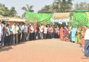 मतदान केंद्र के बाहर दिख रही मतदाताओं में भारी उत्साह